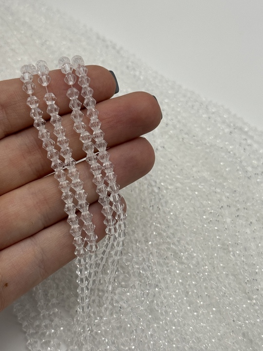 Ювелирное стекло, граненый-ромб , белый 4*4,5мм, нить 30см