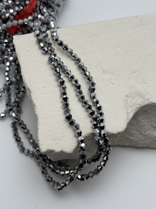 Ювелирное стекло, граненый-ромб.  графит ,4*4,5мм,; нить 30см